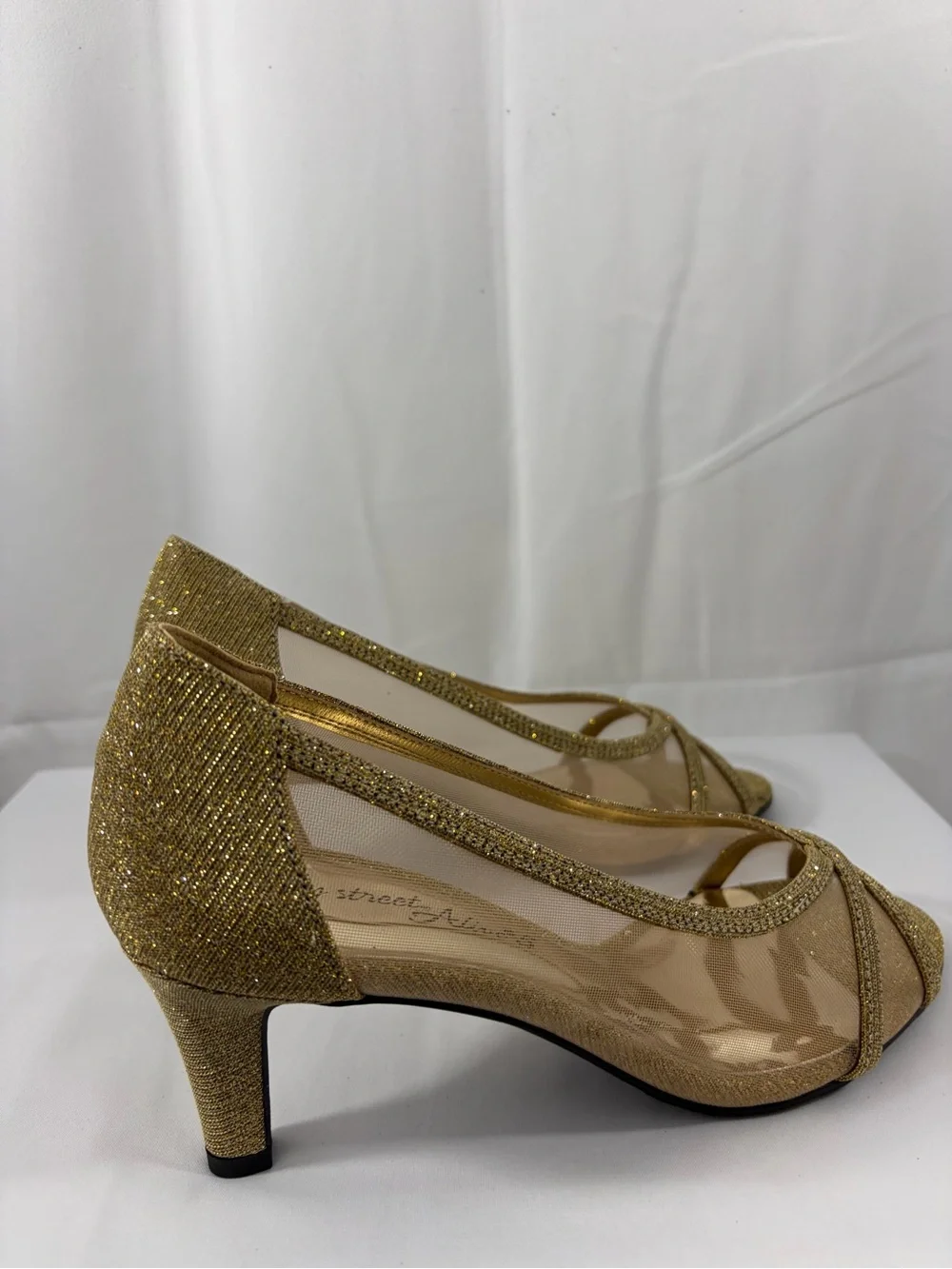 NWT Easy Street Women’s Size 8 Gold Mesh Glitter Peep-Toe Heels Dress Pumps